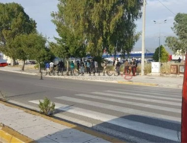 Άγριες συμπλοκές αλλοδαπών στην Πάτρα - Ένας αλλοδαπός καρφώθηκε στα κάγκελα του λιμανιού (βίντεο)